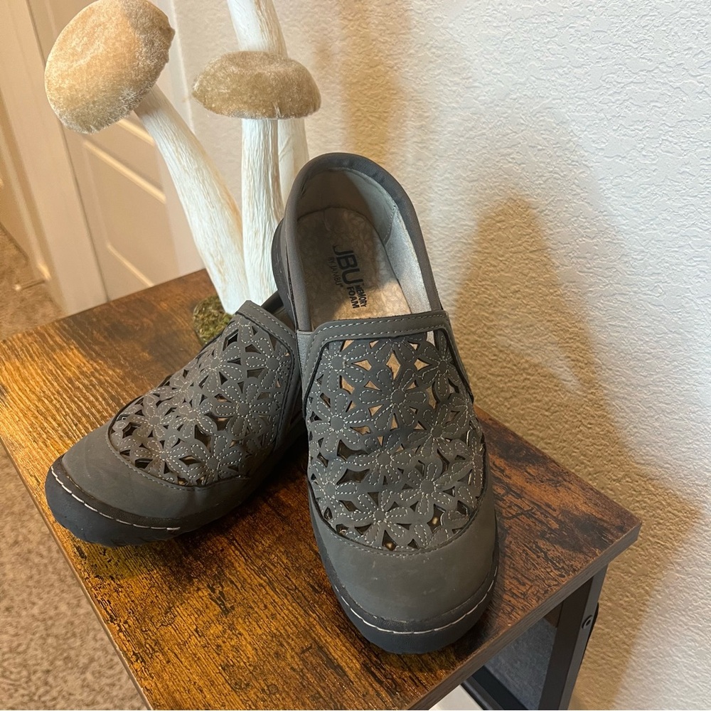 JBU Jambu Grey Wildflower Laser Cut Out Memory Foam Comfort Outdoor Shoes Sz 7